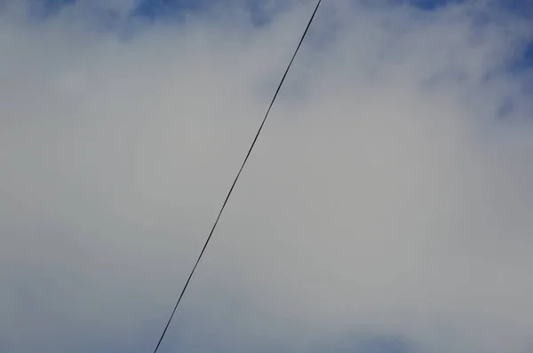 Provedores de Internet e televisão por cabo em e entre telhados — Fotografia de Stock