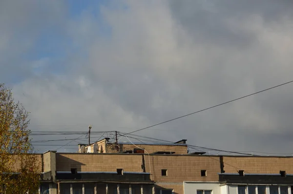 Fornitori di Internet e televisione via cavo su e tra i tetti — Foto Stock