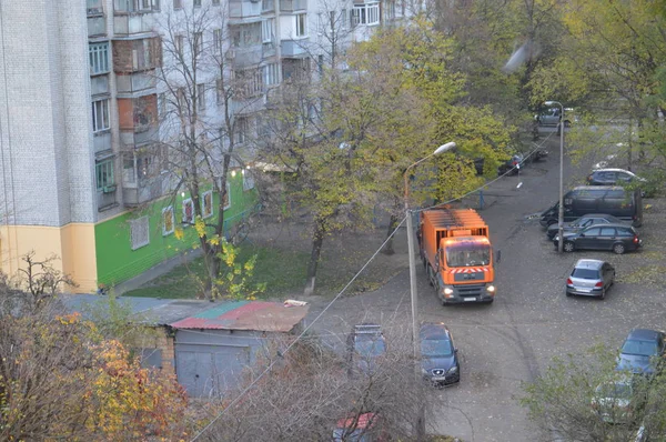 КИЕВ, УКРАИНА - 6 ноября 2019 года: Сбор мусора в городе — стоковое фото