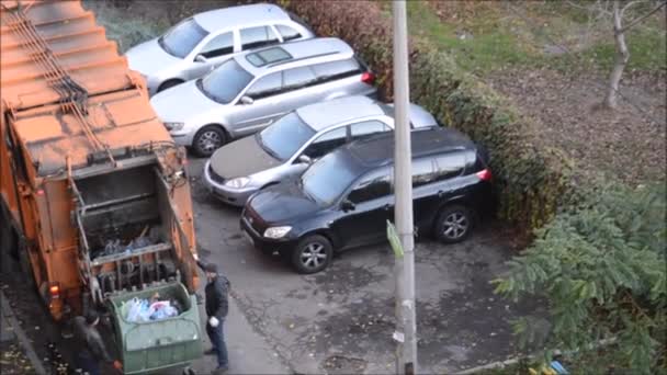 キエフ ウクライナ 2019年11月6日 アパートの中庭にある街のゴミ収集 — ストック動画