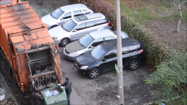 キエフ ウクライナ 2019年11月6日 アパートの中庭にある街のゴミ収集 — ストック動画