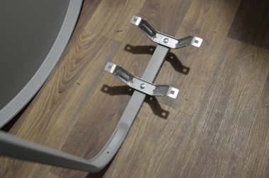 Kancaya uydu anteni monte etmek için bir parantez üretimi