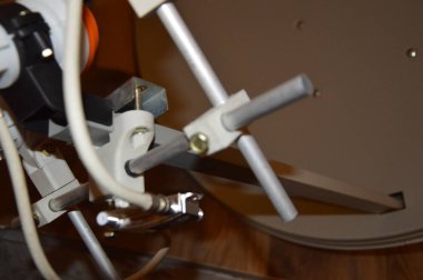 Kancaya uydu anteni monte etmek için bir parantez üretimi