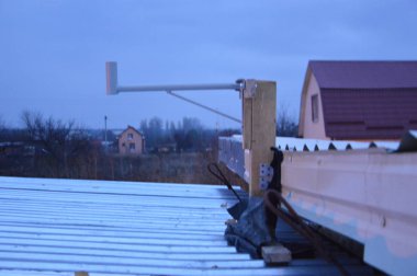 Kancaya uydu anteni monte etmek için bir parantez üretimi