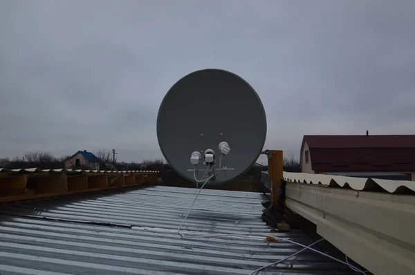 Kancaya uydu anteni monte etmek için bir parantez üretimi — Stok fotoğraf