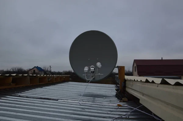 Produção de um suporte para a montagem de uma antena parabólica no roo — Fotografia de Stock