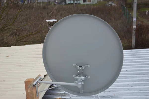 Production d'un support pour le montage d'une antenne parabolique sur le roo — Photo