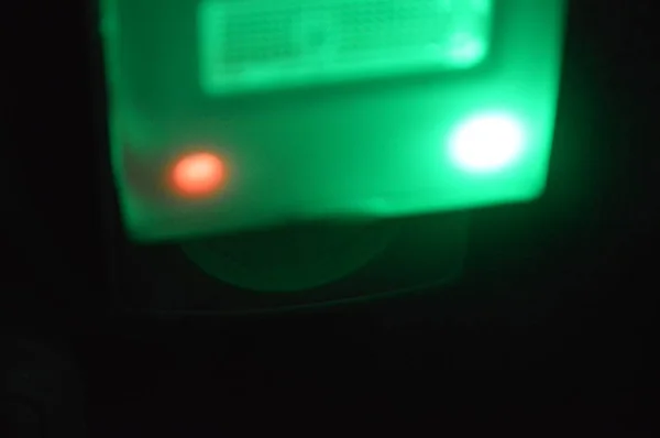 バックライト付きのナイトデバイスをオンにする照明効果 — ストック写真