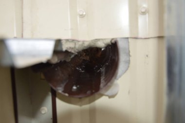 Evin çatısındaki hendek sisteminin tamiri.