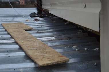 Evin çatısındaki hendek sisteminin tamiri.