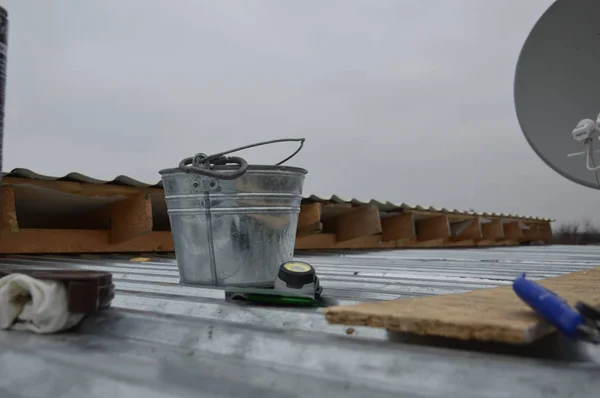 Ремонт водосточной системы на крыше дома — стоковое фото