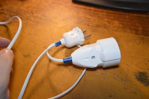 Instalación de cables de extensión y enchufes para la casa electrónica —  Fotos de Stock