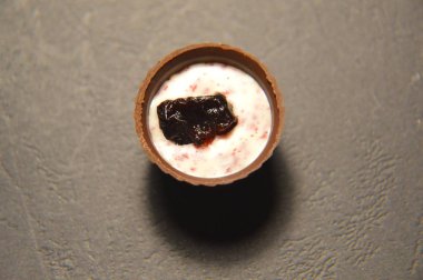 Doldurulmuş çikolatalı şekerlemelere yakın çekim