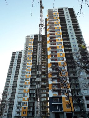 Çok katlı yeni bir konutun mimarisi.