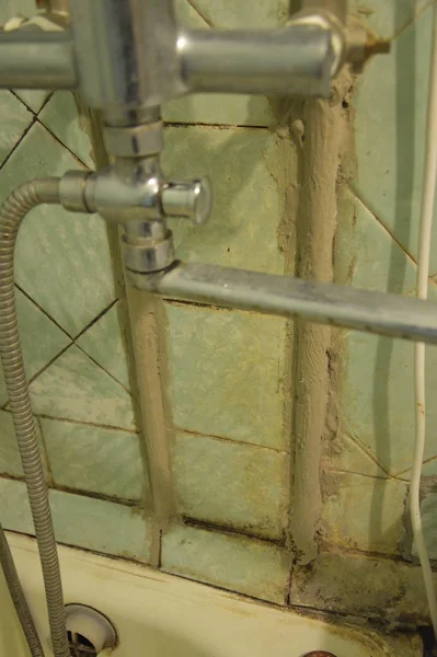 Aislamiento de la tubería de suministro de agua fría del apartamento con un — Foto de Stock