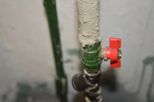 Изоляция трубы холодного водоснабжения квартиры с — стоковое фото