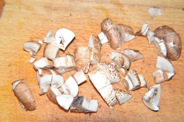Королівські гриби нарізані і готові смажити — стокове фото