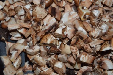 Kraliyet mantarları dilimlenmiş ve kızarmaya hazır.