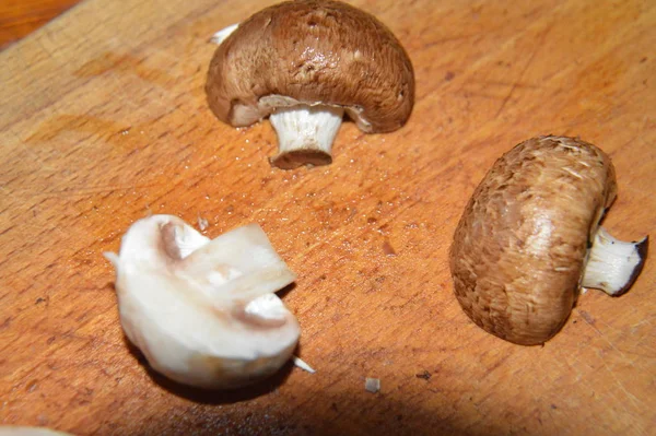 Koninklijke champignons gesneden en klaar om te bakken — Stockfoto