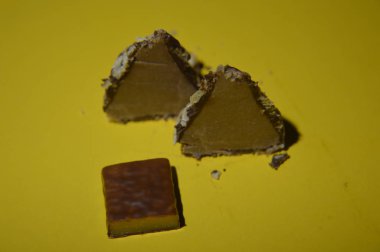 Hediyeler için dolgulu çikolatalar yakın plan.