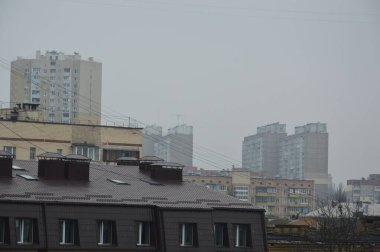 Çok katlı apartman dairesinin ön cephesinin manzarası.