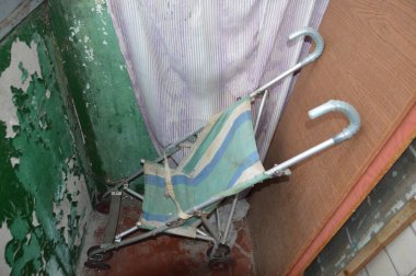 Yürümek için eski bir bebek arabası.