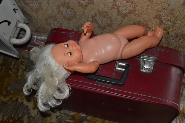 Μια παλιά κούκλα για ένα κορίτσι, ξαπλώνει σε ένα κουτί. — Φωτογραφία Αρχείου