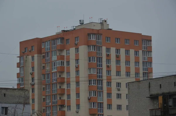 Panorama van de gevels van residentieel appartement met meerdere verdiepingen — Stockfoto