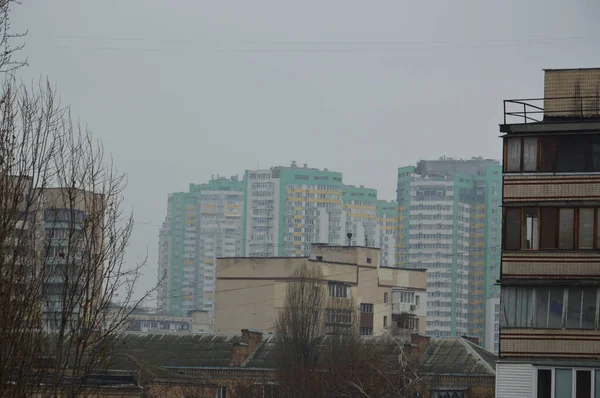 Панорама фасадов жилых многоэтажных квартир бу — стоковое фото