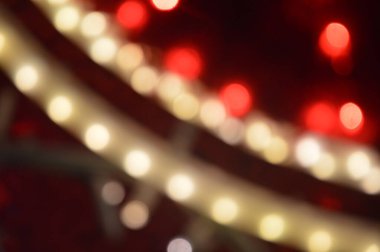 Yeni yılın bulanık çelenkleri kompozisyonda gece parlıyor.