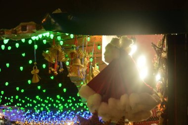 Yeni yıl dekorasyonları gece şehir tasarımı detayları ve ışık elementleri