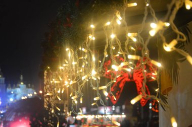 Yeni yıl dekorasyonları gece şehir tasarımı detayları ve ışık elementleri