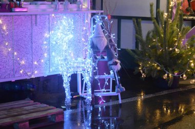 Yeni yıl dekorasyonları gece şehir tasarımı detayları ve ışık elementleri