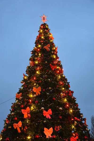 Večer a noc vánoční stromeček září se světly ve městě — Stock fotografie