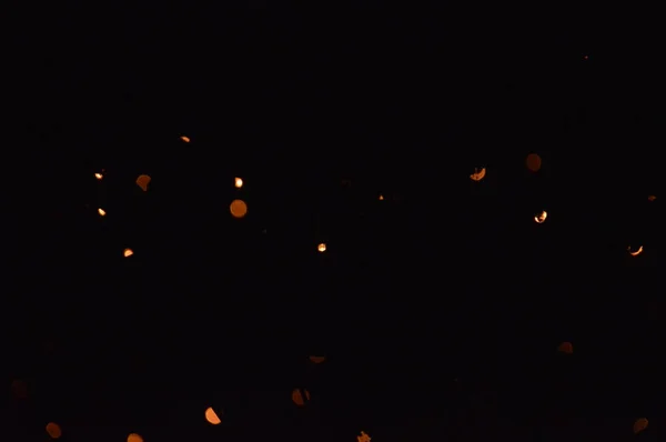 Новогодние расплывчатые гирлянды светятся ночью в композиции — стоковое фото