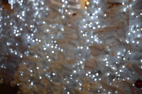 Новорічні розмиті гірлянди світяться вночі в композиції — стокове фото