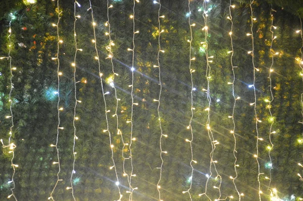 Las guirnaldas borrosas de Año Nuevo brillan por la noche en composición — Foto de Stock