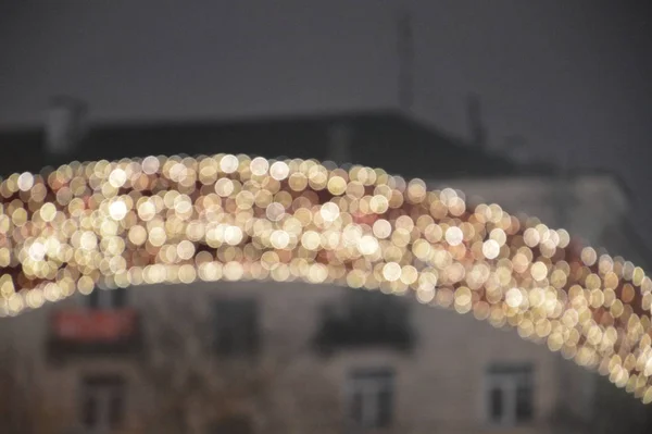 Yeni yılın bulanık çelenkleri kompozisyonda gece parlıyor. — Stok fotoğraf