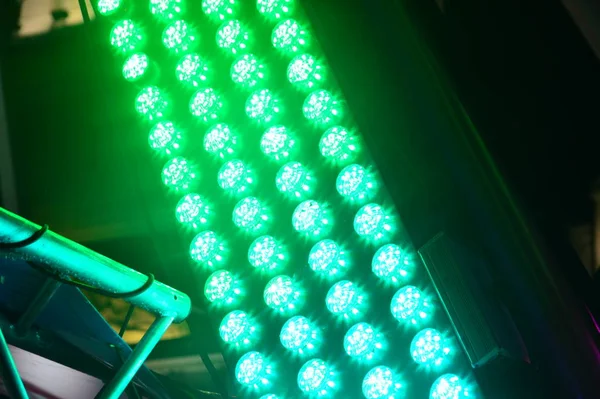 Yeni yılın bulanık çelenkleri kompozisyonda gece parlıyor.