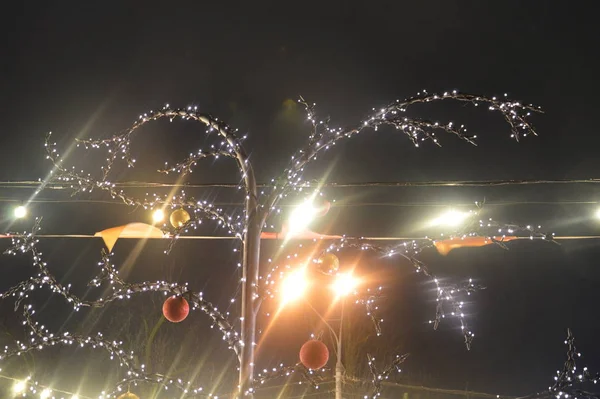 Yeni yıl dekorasyonları gece şehir tasarımı detayları ve ışık elementleri — Stok fotoğraf
