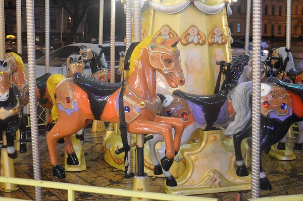 Carrousel de cheval pour enfants le décoré — Photo