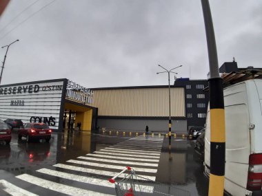 Kiev, Ukrayna - 28 Aralık 2019: Reklamlardan sonra süpermarket karavanı