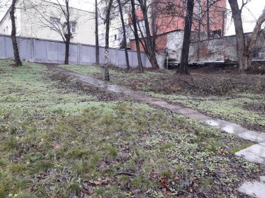 Levhalarla döşenmiş bir yol çitlere çıkmaz.