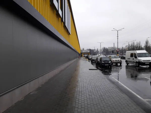 Kiev, Ukrayna - 28 Aralık 2019: Reklamlardan sonra süpermarket karavanı — Stok fotoğraf
