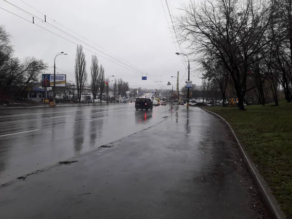 KIEV, UCRAINA - 28 DICEMBRE 2019: Strada invernale con automobili — Foto Stock