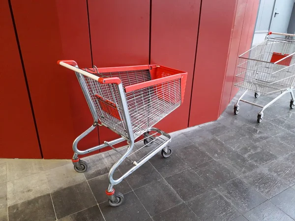 Carrinhos para produtos de mercearia estão perto de um supermercado na árvore — Fotografia de Stock