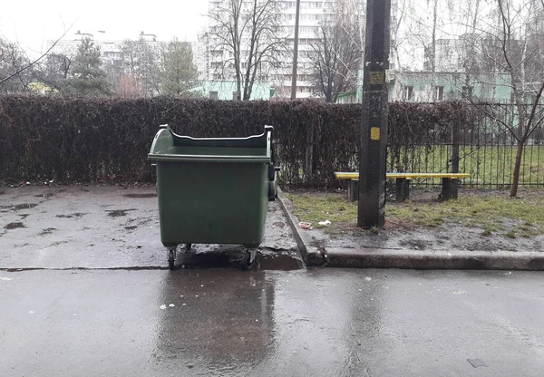 Mülltonnen stehen auf der Straße vor dem Haus — Stockfoto