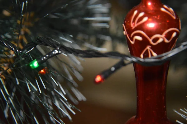 Árvore de Natal com brinquedos e guirlandas luminosas em casa e no — Fotografia de Stock