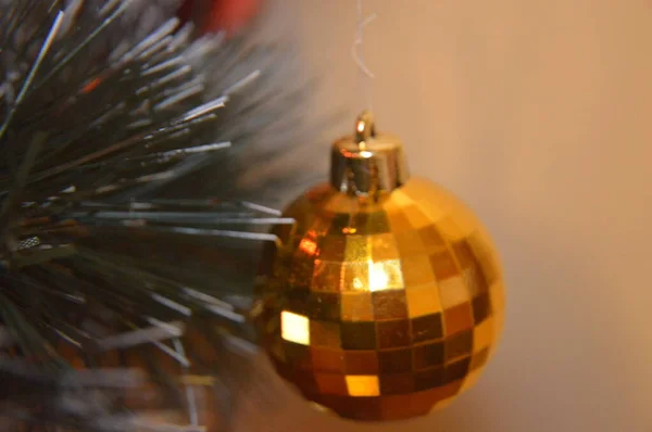 Vánoční stromek s hračkami a světelné girlandy doma a v th — Stock fotografie