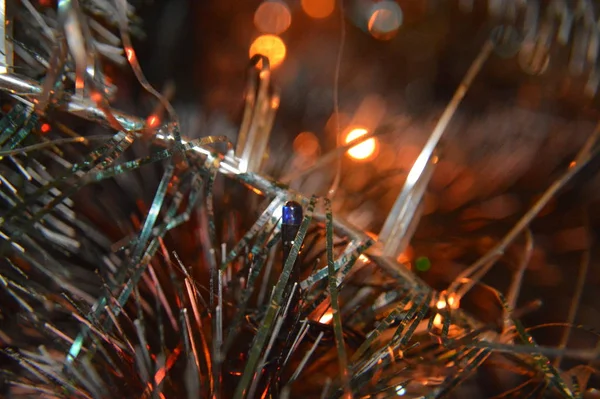 Kerstboom met speelgoed en lichtgevende bloemenslingers thuis en in de — Stockfoto